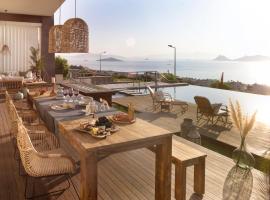 รูปภาพของโรงแรม: Turgutreis Villa Sleeps 12 Pool Air Con WiFi