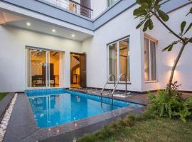 Hotelfotos: StayVista at Villa Esencia with Pvt Pool & Gym in North Goa
