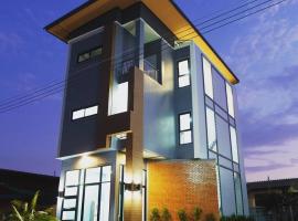 บ้านรวมสุข the Happiness, hotel in Chiang Kham