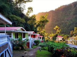 Chez Ophelia Cottage Apartments, hótel í Roseau