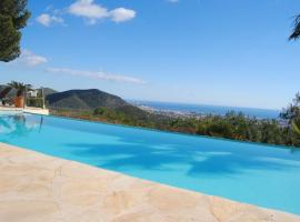 होटल की एक तस्वीर: Ibiza Villa Sleeps 8 Pool WiFi