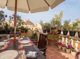 Hotel Photo: Stylish Penthouse with Amazing Roof Terrace in Incredible Location on St George's Square