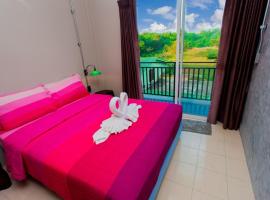 รูปภาพของโรงแรม: Khaolak big bike and room for rent