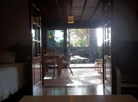 รูปภาพของโรงแรม: Costa Teguise Villa Sleeps 5 Pool WiFi