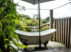 Hotel Photo: Freshwaterfarm Cottages - Muriwai