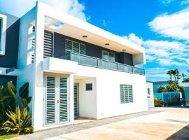 Fotos de Hotel: Aquaville - Modern Apartment near the beach 2BDR (Apt 2)