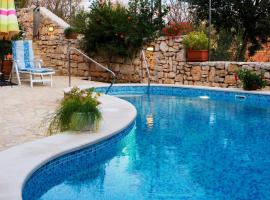 Fotos de Hotel: Milna Villa Sleeps 7 Pool Air Con WiFi
