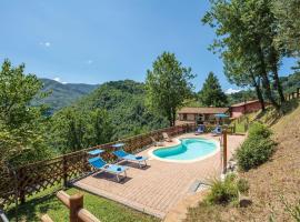 Foto do Hotel: Brucciano Villa Sleeps 16 Pool WiFi