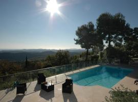 A picture of the hotel: Tourrettes-sur-Loup Villa Sleeps 11 Pool Air Con