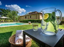 Foto di Hotel: Montefiridolfi Villa Sleeps 12 Pool WiFi