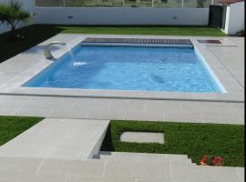 รูปภาพของโรงแรม: Magnifique villa avec piscine Aveiro