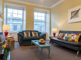 A picture of the hotel: Stylish & Central! Stunning Old Town Flat