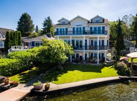 호텔 사진: Luxury lake front home 6BR/7BA with moorage