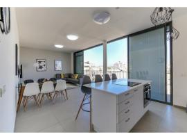 Hotel Photo: Luxury 2Bedroom brand new apt Carlton Hotel