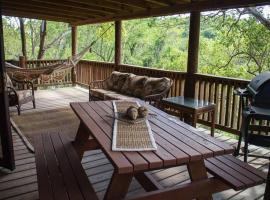 Hotel Foto: Beautiful Santa Isabel Luxury Farm Wood Cabin