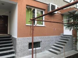 Апартамент Нощувки Шумен、シュメンのホテル