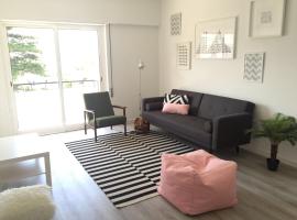 호텔 사진: Bright & Cozy flat at Linda-a-Velha close to city center & free parking