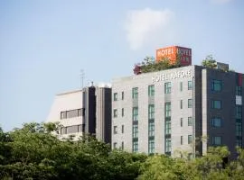 納法爾酒店