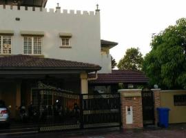 Фотография гостиницы: AZ Villa With Garden Seksyen 7 Shah Alam