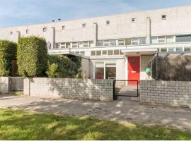 Hotel kuvat: Family house next to train and close to Amsterdam and Schiphol