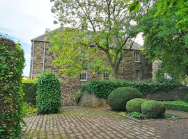 A picture of the hotel: Cadell House Apt - Royal Mile