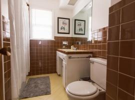 호텔 사진: Sunny Mid Century Upper Flat in Shorewood