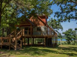 A picture of the hotel: Lakeshore Treehouse Resort