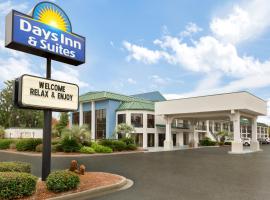 Fotos de Hotel: Days Inn & Suites by Wyndham Savannah Midtown