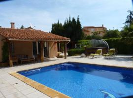 A picture of the hotel: Villa les Colombes avec Piscine et Spa