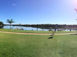 Riviera Caravan Park, hotell sihtkohas Sussex Inlet