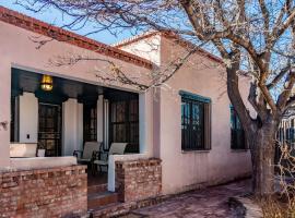 Hotel Photo: Walk / Bike Everywhere - Adobe Territorial Home