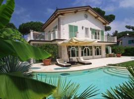 Фотография гостиницы: Forte dei Marmi Villa Sleeps 10 Pool Air Con WiFi