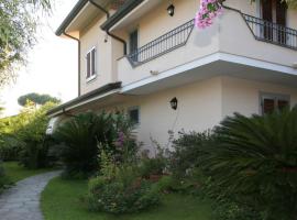 Hotel Photo: Forte dei Marmi Villa Sleeps 10 Air Con WiFi