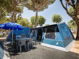 Hotel fotoğraf: Kingsize Bungalowtent Camping Valldaro