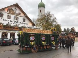 होटल की एक तस्वीर: Metzgerei Gasthof Oberhauser - Hotel zur Post