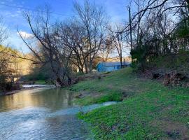 A picture of the hotel: The Blue House ~ with Hot Tub at Rocky Bayou Springs