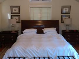 Фотографія готелю: Spacious master bedroom and bath