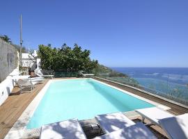 Hotel Photo: Sirenuse Villa Sleeps 14 Pool Air Con WiFi