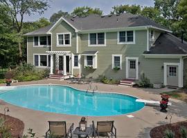 A picture of the hotel: Minnestay-Woodhaven Retreat