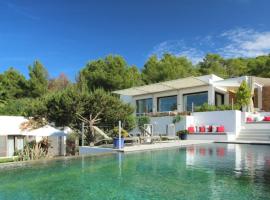 รูปภาพของโรงแรม: Stylish holiday villa five rooms and pool
