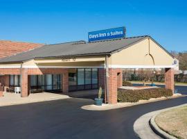 होटल की एक तस्वीर: Days Inn & Suites by Wyndham Rocky Mount Golden East