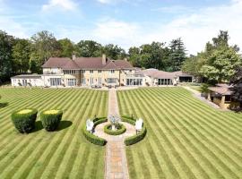 Hotel Photo: ENTIRE VILLA 12,500 sqft house in 90 acres-18 mins from London