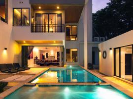 होटल की एक तस्वीर: Amazing 5br, Seaview private PoolVilla by Intira Villas