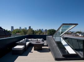 酒店照片: 3-Story Luxury Home w/ Private Roof Deck (420-Friendly)