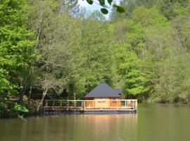 酒店照片: Les cabanes de la ferme du Duzou