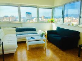 होटल की एक तस्वीर: Skyline Panoramic apt in city center