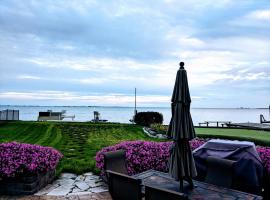 Hotel Photo: Lakefront with Pool, Putting Green, Entertaining Kitchen, Master Suite, & Views