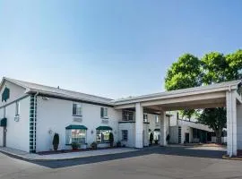 Quality Inn & Suites Des Moines - Merle Hay Road