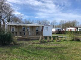 Camping la Haie Penée ****, Hotel in Saint-Quentin-en-Tourmont