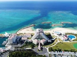 Sheraton Okinawa Sunmarina Resort, hotel in Onna